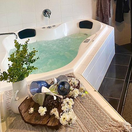 Couple'S Luxury Resort Spa Retreat Cowes Exterior photo