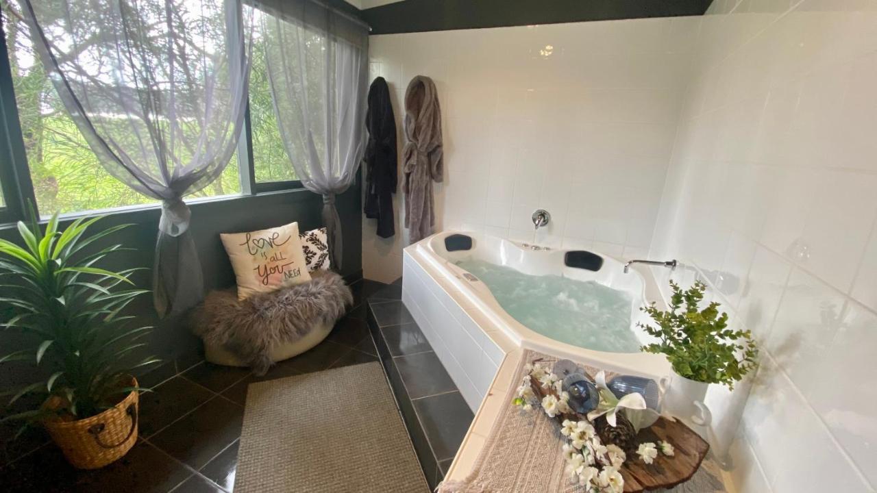Couple'S Luxury Resort Spa Retreat Cowes Exterior photo